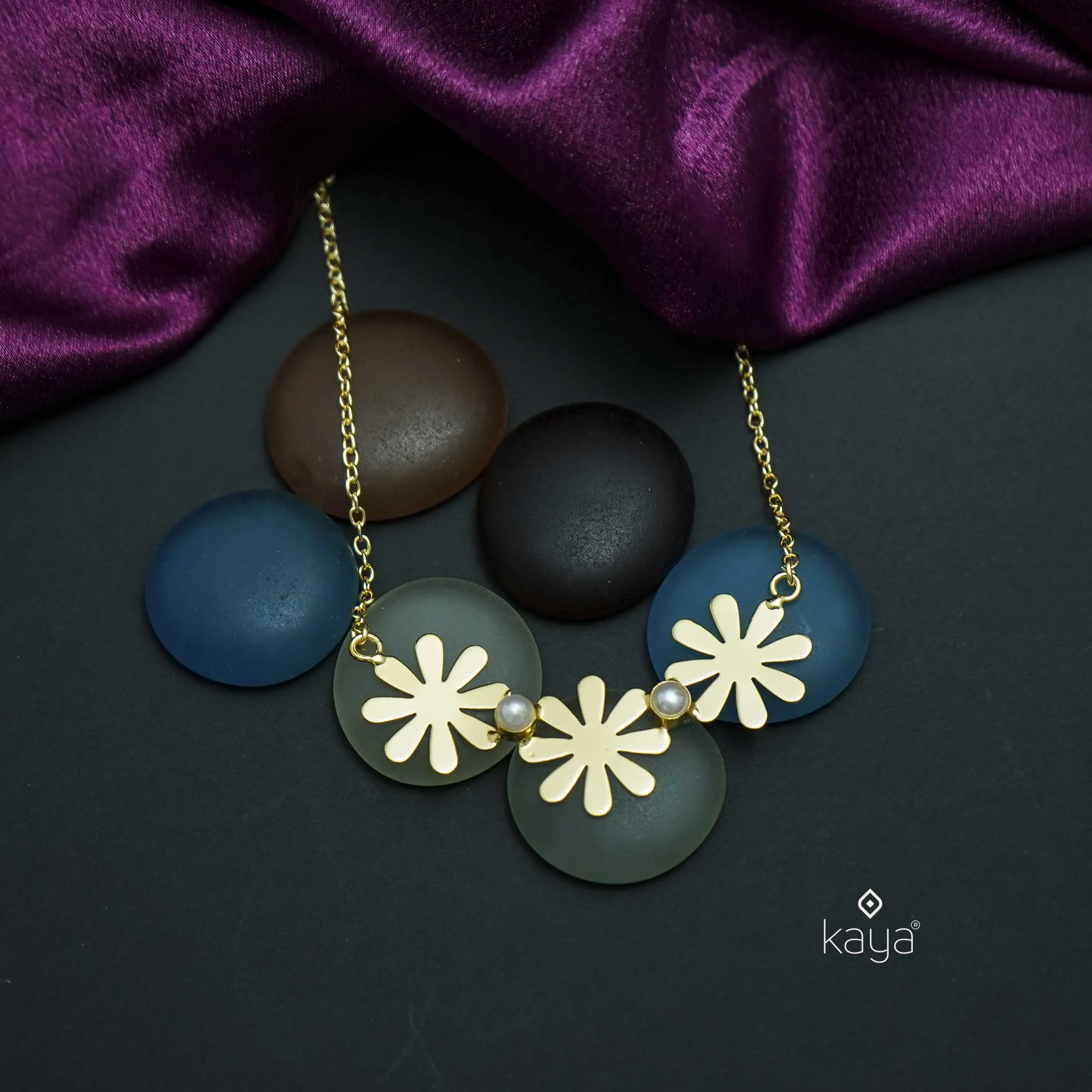 AS101230 - Elegant Flower Necklace with Pearls