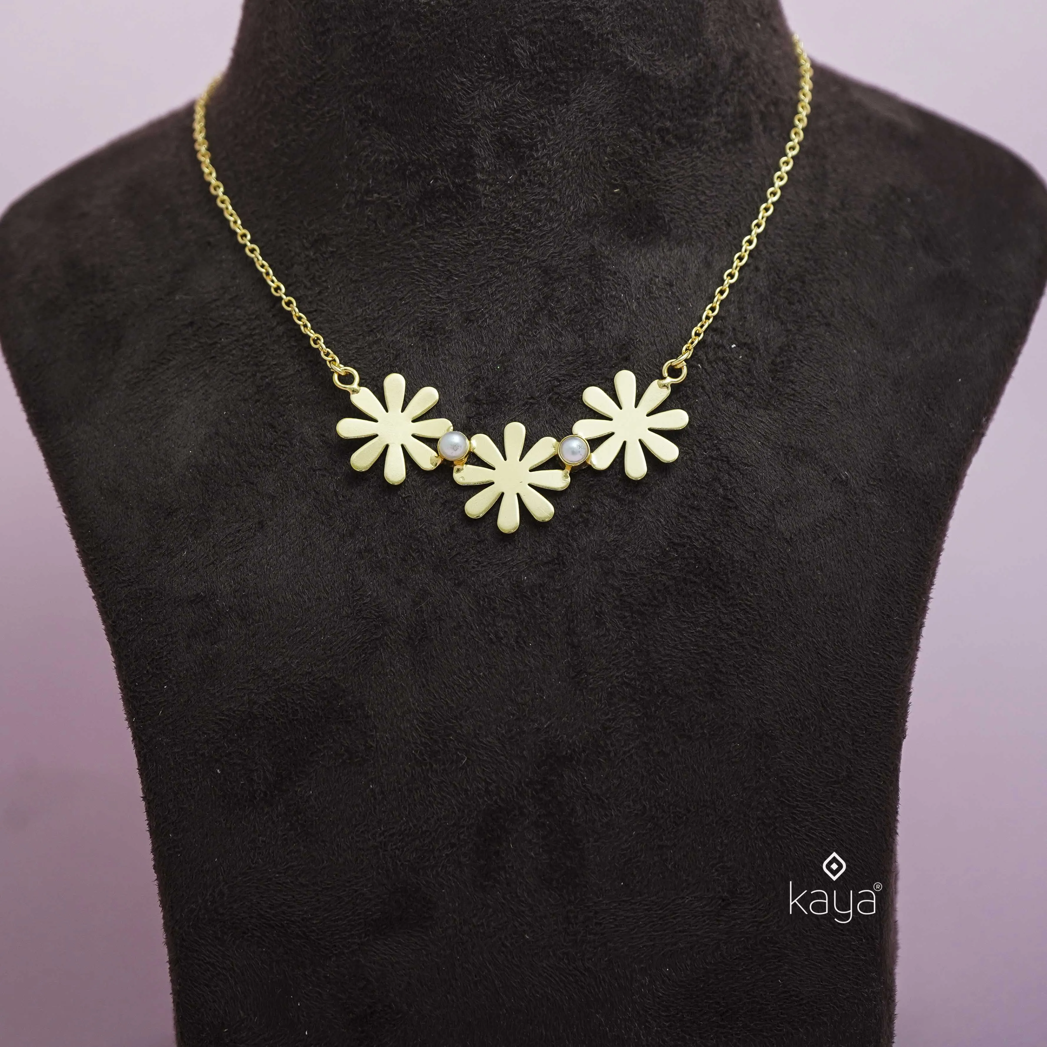 AS101230 - Elegant Flower Necklace with Pearls